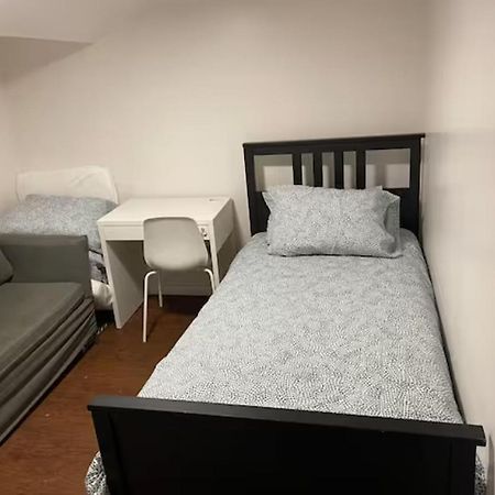 Basemewnt Room With Private Bathroom 36C Toronto Dış mekan fotoğraf